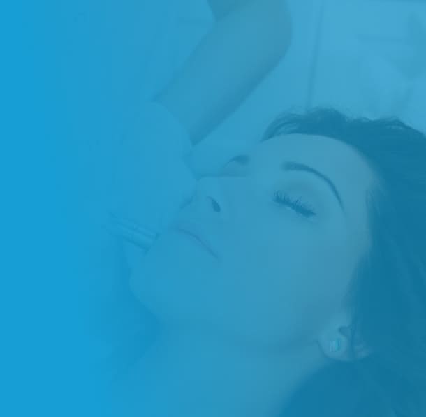 mujer-realizandose-un-tratamiento-facial